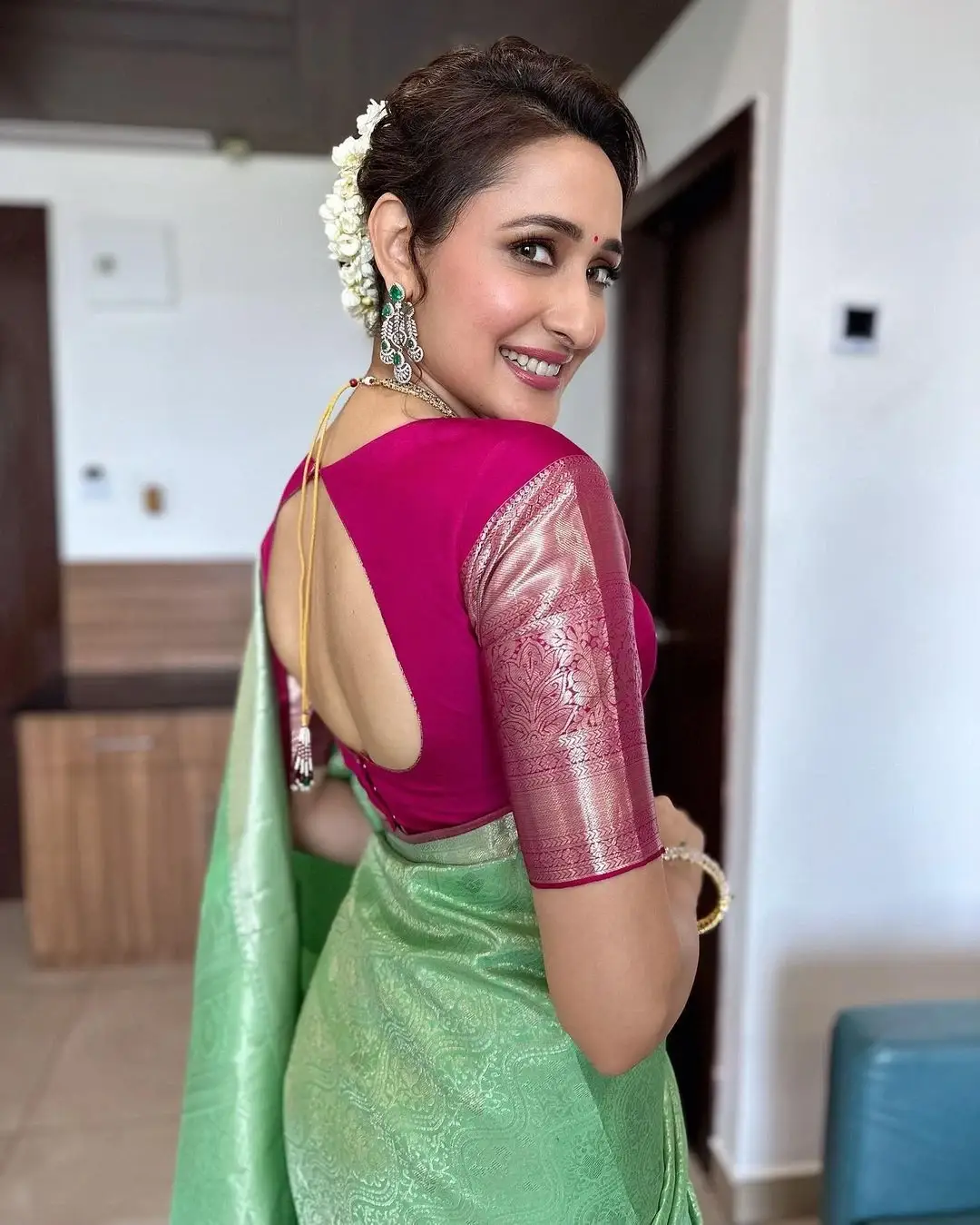indian actress pragya jaiswal images in green saree